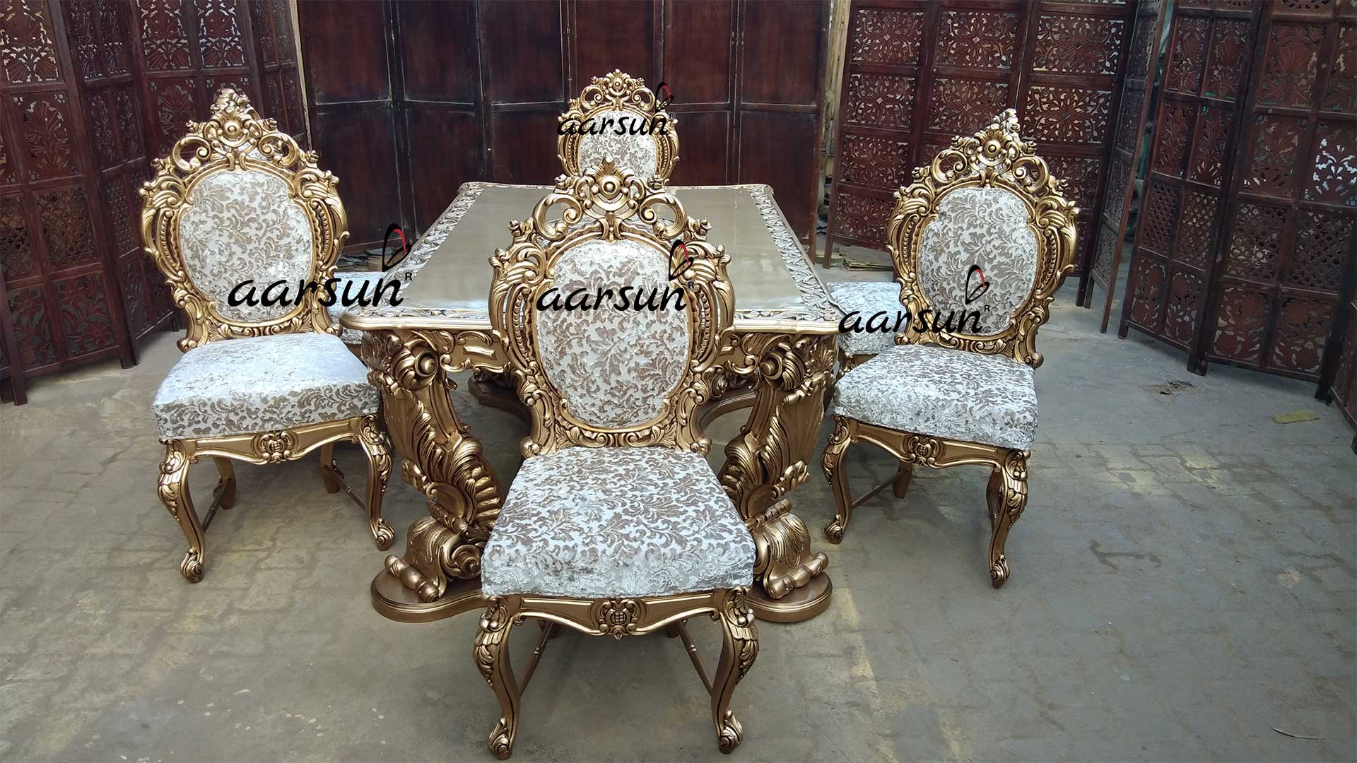 गोल्ड पॉलिश के साथ दोहरी नक्काशीदार डाइनिंग सेट